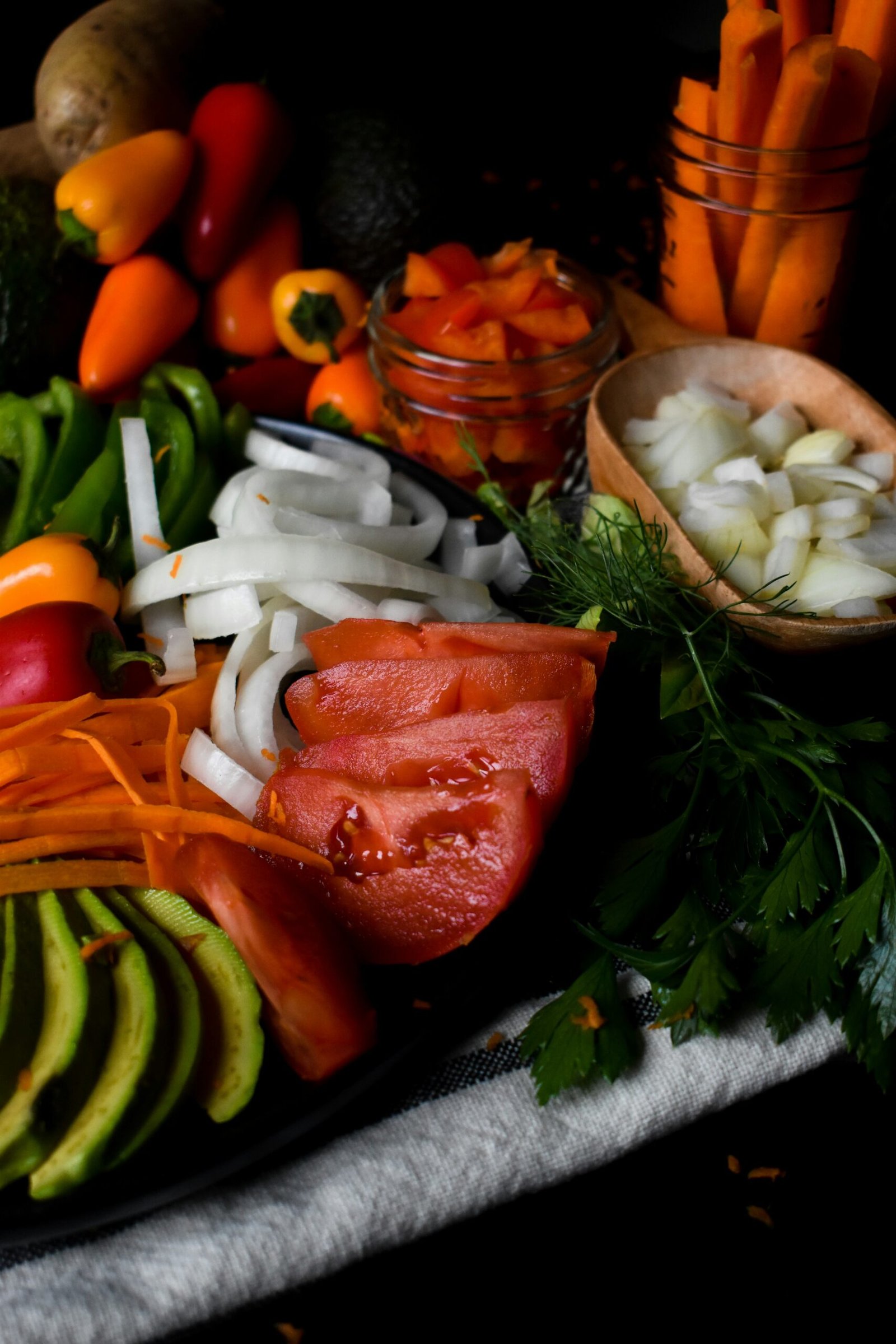 أطعمة صحية متنوعة تشمل الخضروات والفواكه والحبوب الكاملة